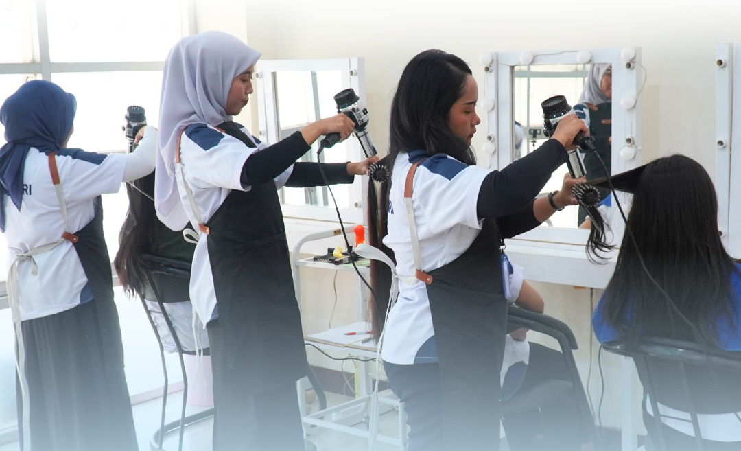 Menata Rambut dan Merias Wajah